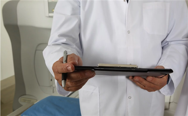 陈奕迅演唱会上捂胸口干呕 网友：焦虑症躯体化症状