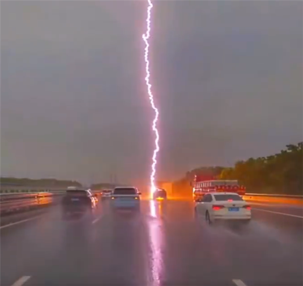 多地汽车遭雷击 央视科普雨天行车如何应对