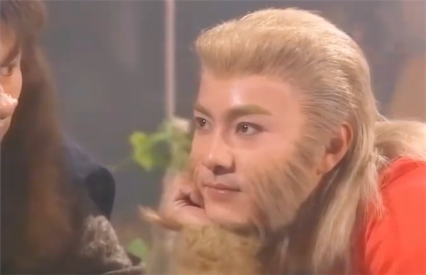 60岁张卫健演唱会掏出“公交车老年卡”自侃：求大家别欺负老人家