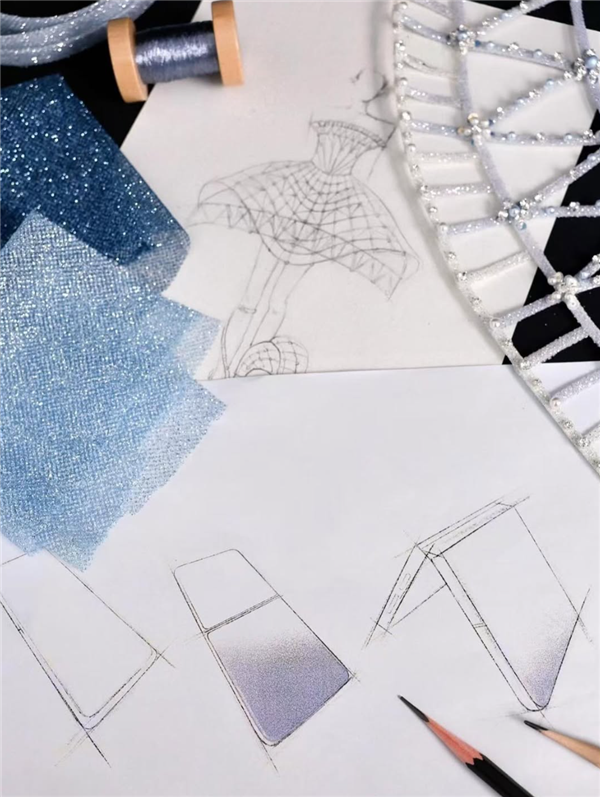 荣耀Magic V Flip2设计图首次公布 国际知名设计师周仰杰继续操刀高定版