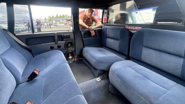 全球最长沃尔沃揭秘：六米长车身秒变八座移动客厅