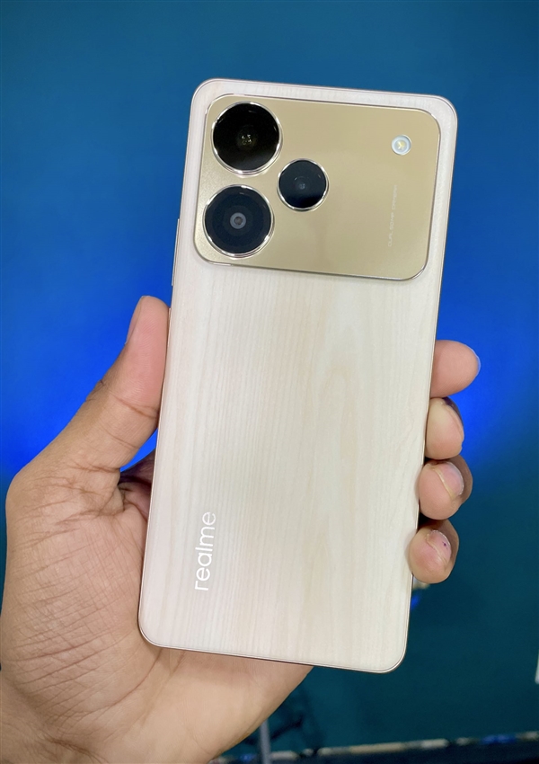 截胡苹果！真我P4系列官宣：镜头排布跟iPhone 17 Pro一样