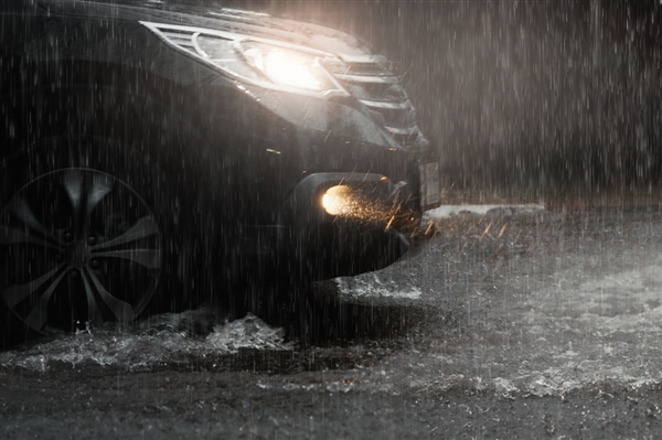 雨天行车注意“法拉第笼”效应：专家解读原理