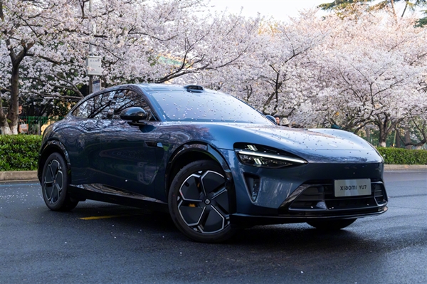 小米YU7标准版被误以为是丐版 雷军问网友要不要改名