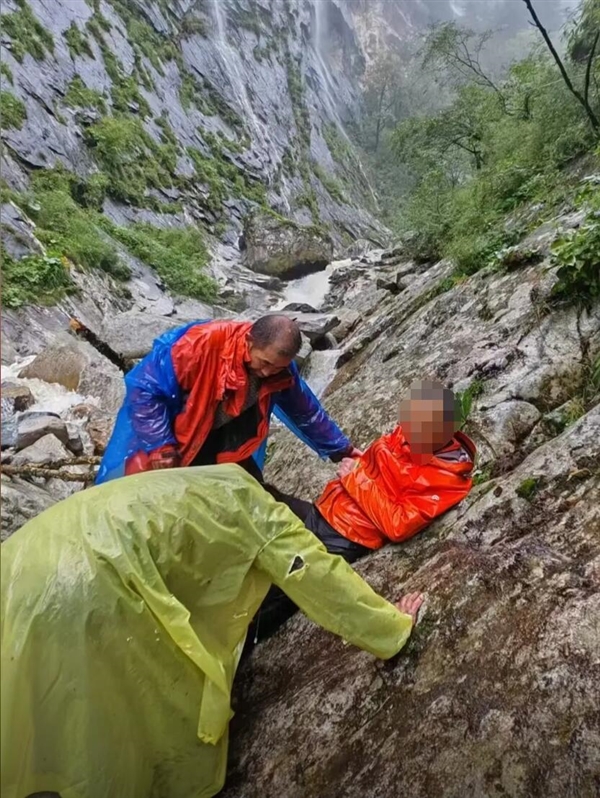 秦岭失联约半个月的驴友找到了：登山时候摔进峡谷