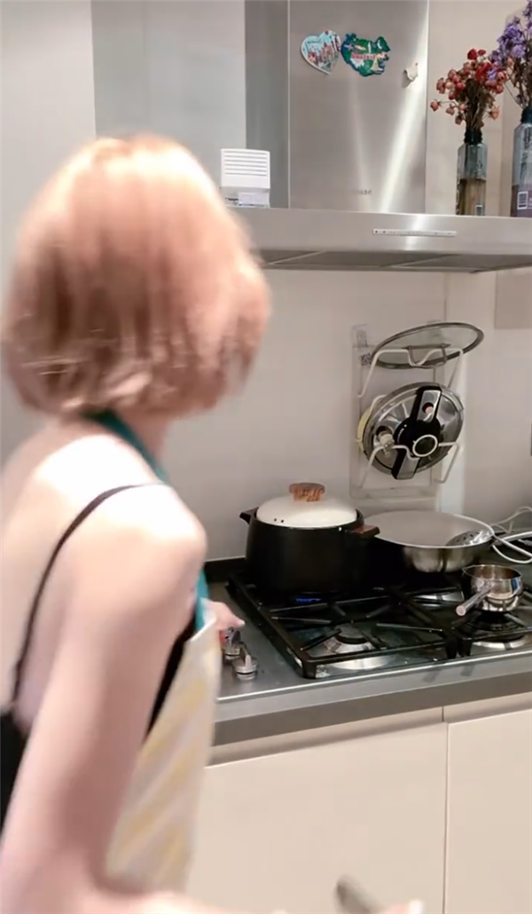 赵露思直播时被网友提醒煤气没关 关掉后感谢：你们救了我