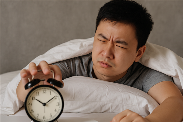 那些经常把闹钟按掉继续睡的人 后来怎么样了