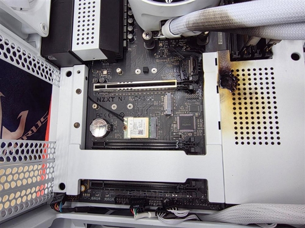 不是烧熔那么简单 RTX 5090真的着火了！PCB熔化严重、主板跟着遭殃