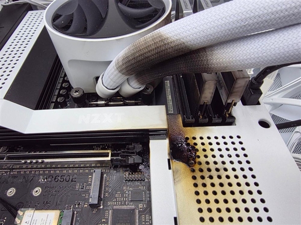 不是烧熔那么简单 RTX 5090真的着火了！PCB熔化严重、主板跟着遭殃