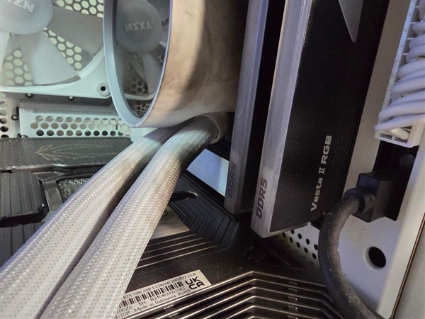 不是烧熔那么简单 RTX 5090真的着火了！PCB熔化严重、主板跟着遭殃