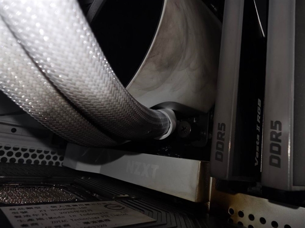 不是烧熔那么简单 RTX 5090真的着火了！PCB熔化严重、主板跟着遭殃