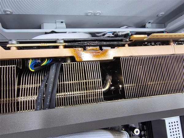 不是烧熔那么简单 RTX 5090真的着火了！PCB熔化严重、主板跟着遭殃