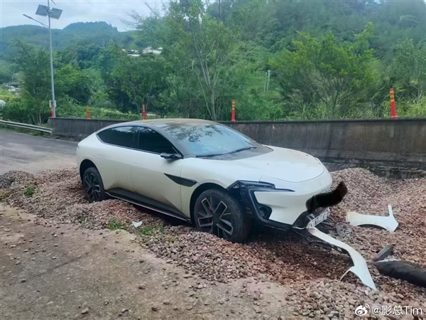 阿维塔12高速上辅助驾驶开进大车避险车道 前脸被撞烂