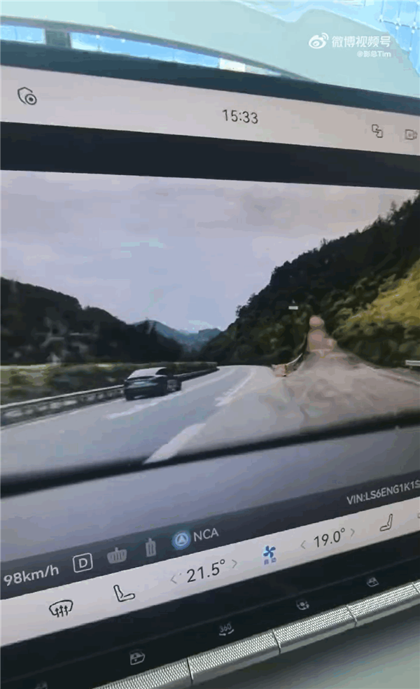 阿维塔12高速上辅助驾驶开进大车避险车道 前脸被撞烂