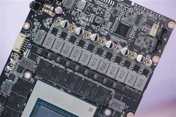 硬朗简约！索泰RTX 5090D v2 24GB SOLID OC显卡图赏