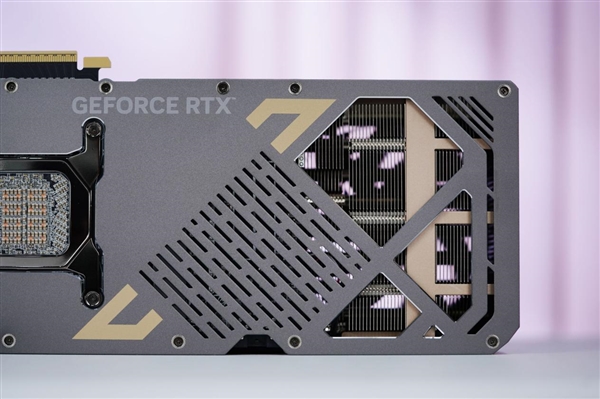 硬朗简约！索泰RTX 5090D v2 24GB SOLID OC显卡图赏