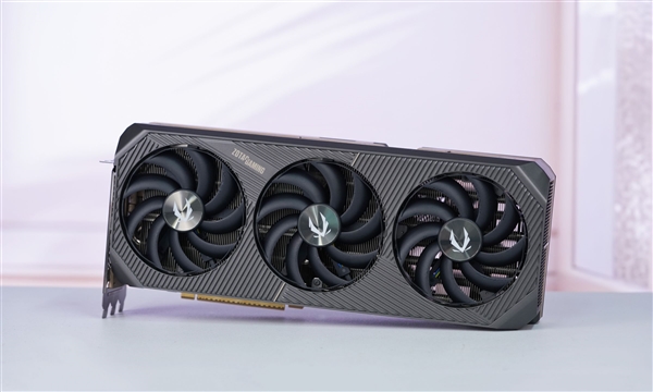 硬朗简约！索泰RTX 5090D v2 24GB SOLID OC显卡图赏