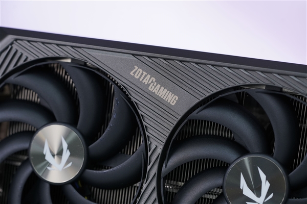 硬朗简约！索泰RTX 5090D v2 24GB SOLID OC显卡图赏
