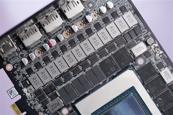 硬朗简约！索泰RTX 5090D v2 24GB SOLID OC显卡图赏