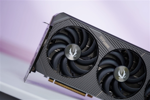 硬朗简约！索泰RTX 5090D v2 24GB SOLID OC显卡图赏