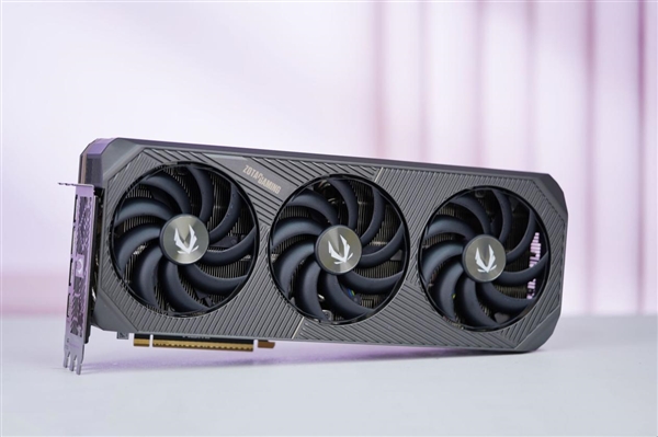 硬朗简约！索泰RTX 5090D v2 24GB SOLID OC显卡图赏