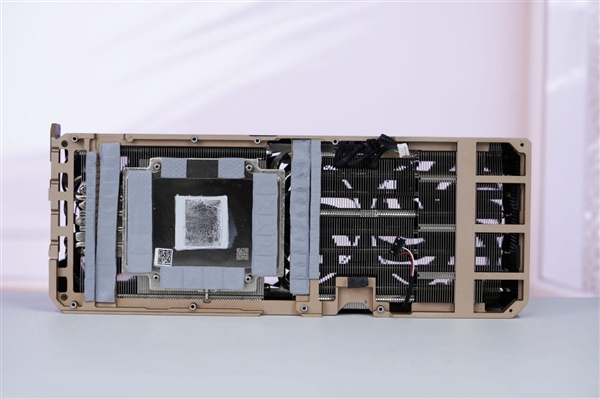 硬朗简约！索泰RTX 5090D v2 24GB SOLID OC显卡图赏