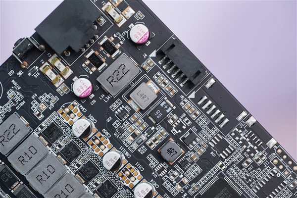 硬朗简约！索泰RTX 5090D v2 24GB SOLID OC显卡图赏