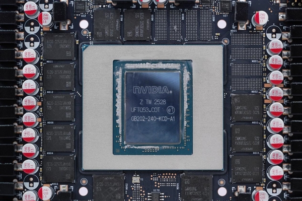 撞色栅格典雅大气！映众RTX 5090D v2曜夜X3 24GB显卡图赏