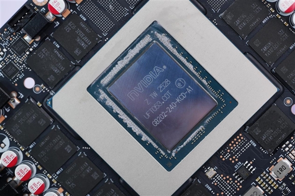 撞色栅格典雅大气！映众RTX 5090D v2曜夜X3 24GB显卡图赏