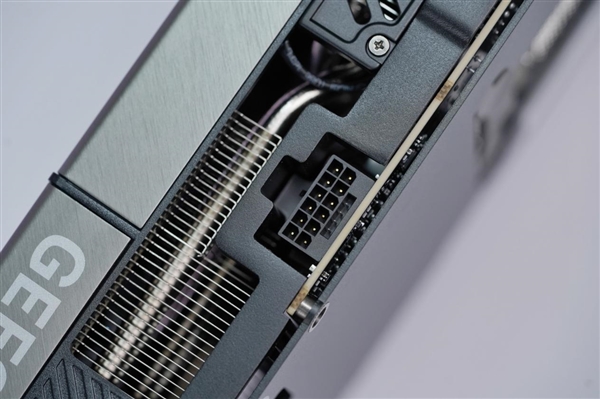 撞色栅格典雅大气！映众RTX 5090D v2曜夜X3 24GB显卡图赏