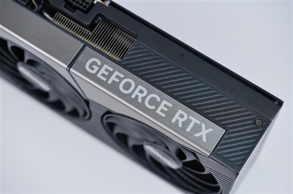 撞色栅格典雅大气！映众RTX 5090D v2曜夜X3 24GB显卡图赏