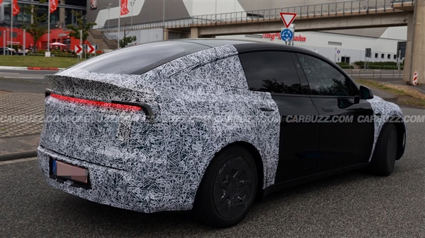 三排六座加长 特斯拉Model Y L实车现身纽北：国产或卖35万