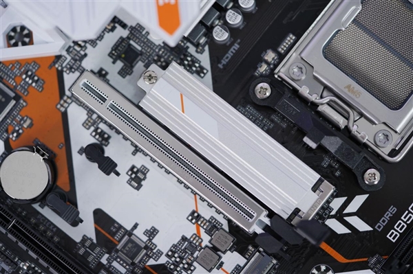 电竞风拉满！技嘉战鹰B850M FORCE WIFI6E主板图赏