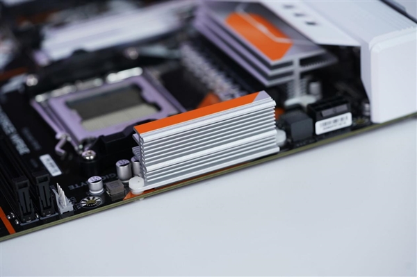 电竞风拉满！技嘉战鹰B850M FORCE WIFI6E主板图赏