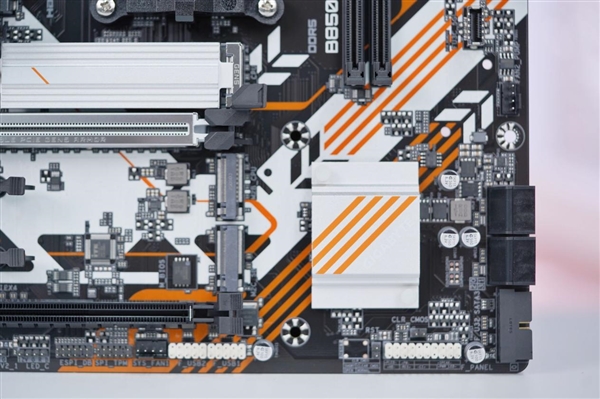 电竞风拉满！技嘉战鹰B850M FORCE WIFI6E主板图赏