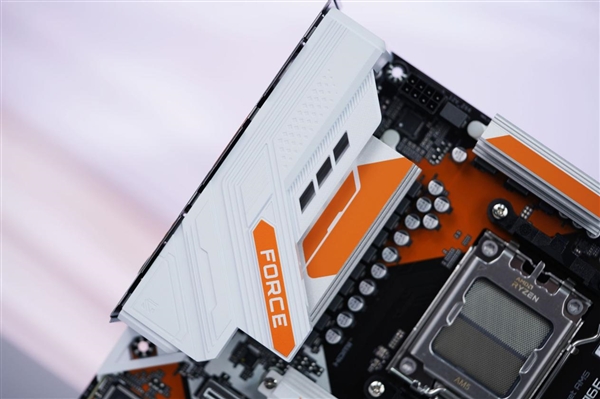 电竞风拉满！技嘉战鹰B850M FORCE WIFI6E主板图赏