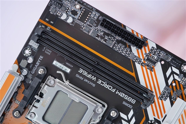 电竞风拉满！技嘉战鹰B850M FORCE WIFI6E主板图赏
