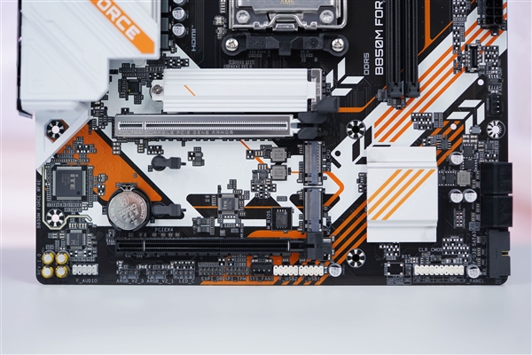 电竞风拉满！技嘉战鹰B850M FORCE WIFI6E主板图赏