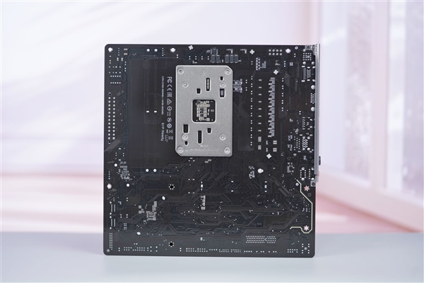 电竞风拉满！技嘉战鹰B850M FORCE WIFI6E主板图赏