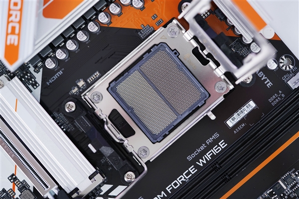 电竞风拉满！技嘉战鹰B850M FORCE WIFI6E主板图赏