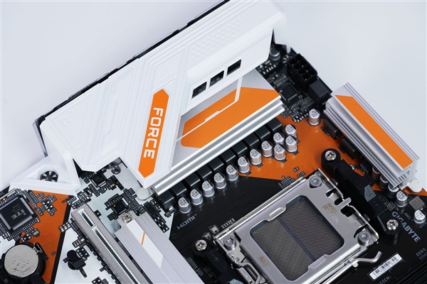 电竞风拉满！技嘉战鹰B850M FORCE WIFI6E主板图赏