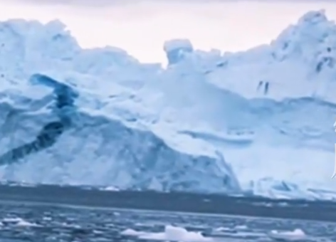 格陵兰岛300万年冰川轰然倒塌 海面瞬间掀起巨浪