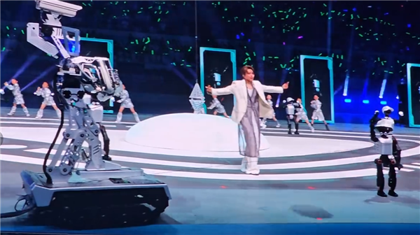 2025世界人形机器人运动会开幕：刘雨昕与机器人共跳机械舞