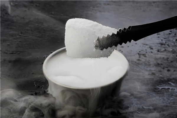 少年被干冰炸伤：手指伤口深可见骨