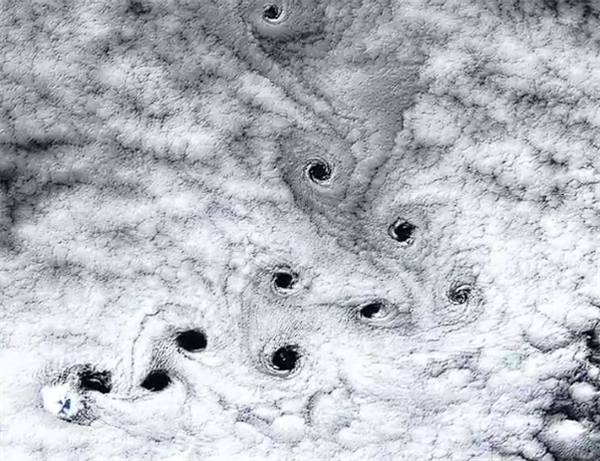 印度洋上空现10个神秘黑暗空洞：无需惊慌 自然现象