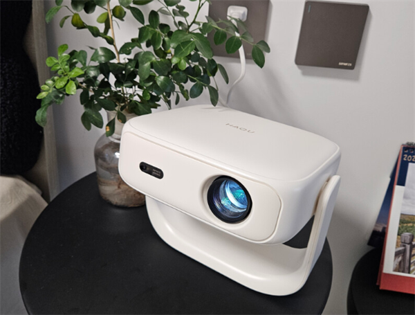 2025百元投影仪对比实测 哈趣H3和大眼橙C2Air怎么选