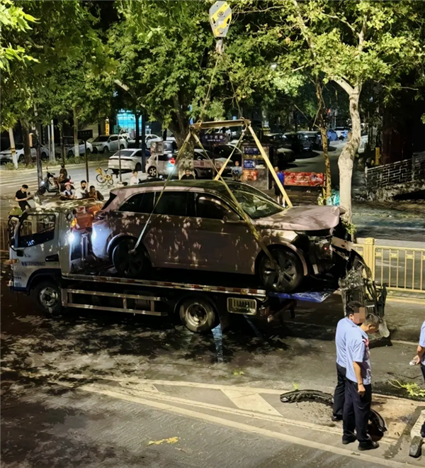 疑疲劳驾驶 一女子凌晨时分将理想汽车开上树：万幸人无碍