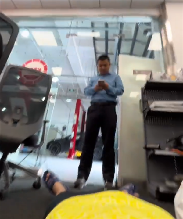 过减速带就弹行人保护装置 弹了4次保险都不给修了！特斯拉车主躺到店内维权