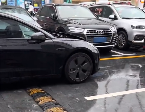 过减速带就弹行人保护装置 弹了4次保险都不给修了！特斯拉车主躺到店内维权