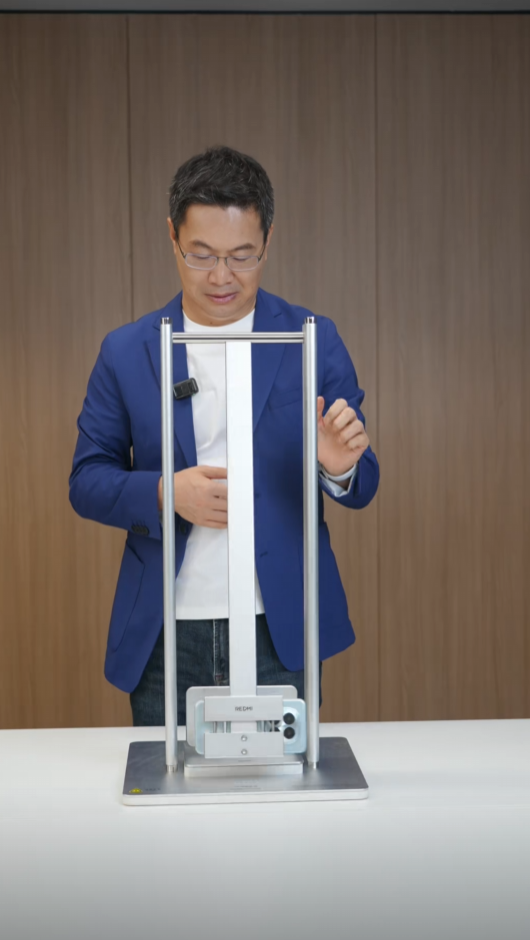 卢伟冰暴力实测REDMI Note 15 Pro+ 锤子砸完毫发无损